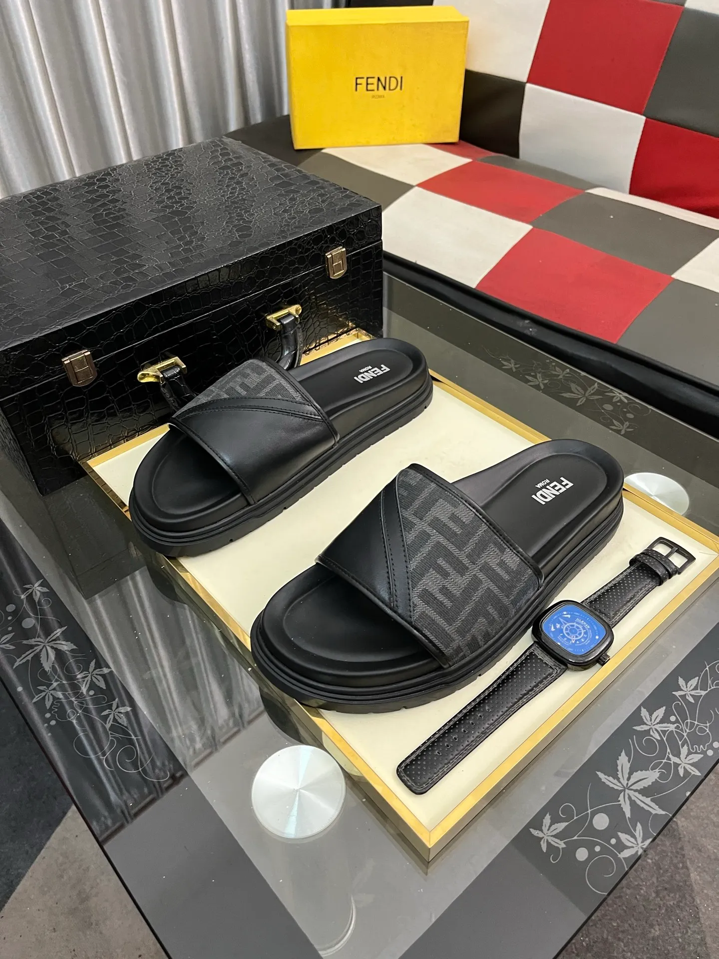 Men's men's shoes💰320⌚️⌚️FENDI Fendi slippers and sandals are shipped💄How can this summer be without the blessing of little monsters💄Original imported special hardware decorative pattern➕Original private model outsole! Details determine success or failure, good quality is not afraid of magnifying details! It feels super comfortable on your feet! This summer you need a pair of trendy, cool and comfortable sandals👣 Standard size: 38-443️⃣Colors available